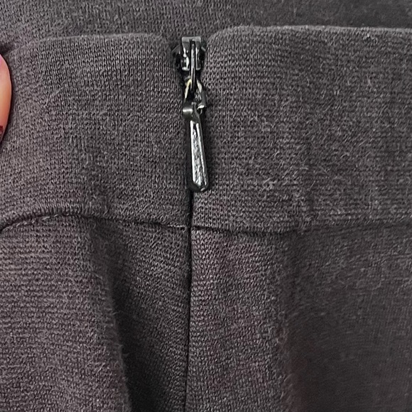 •Talbots• Charcoal Gray Ponte Knit Crop Pants - Size Medium - Picture 5 of 7